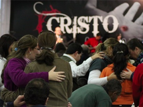 Momento de oração entre os participantes do Congresso Haggai 2010