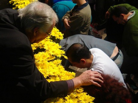 Pr. Paulo Solonca orando com participante