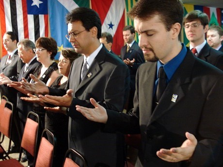 Momento de adoração durante a formatura na Semana Haggai 2008