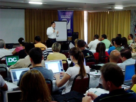 Docente ministrando durante a Semana Haggai 2008