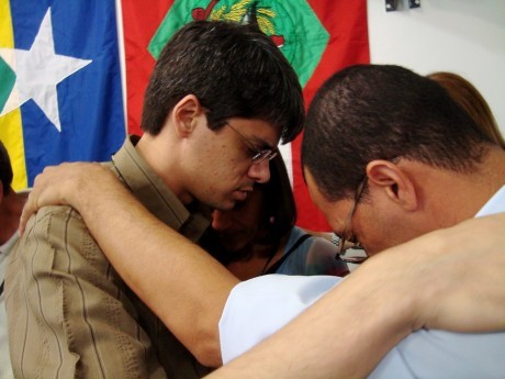 Momento de oração entre os participantes
