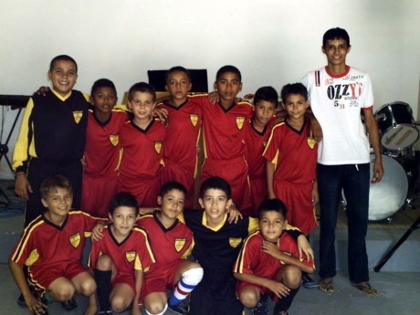 Time de futsal, posando ao lado do técnico Rafael