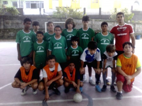 Time de adolescentes que praticam no ginásio de esportes da igreja