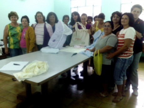 Grupo de senhoras em classe de artesanato