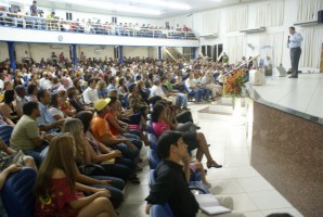 Culto no sábado à noite com toda a igreja