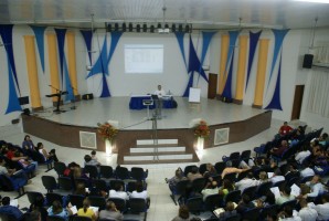 Tácito L Maranhão Pinto ministrando sua matéria