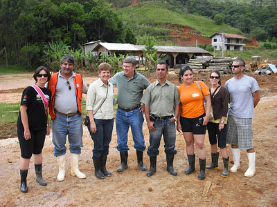 Parte da equipe de voluntários - Roberto Chenk é o segundo do lado esquerdo