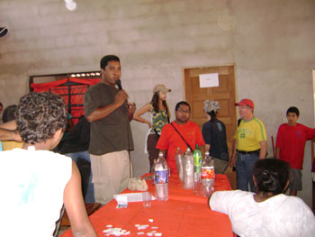 Pr. Carlos Alverto Severo de Morais oraando com equipe 
