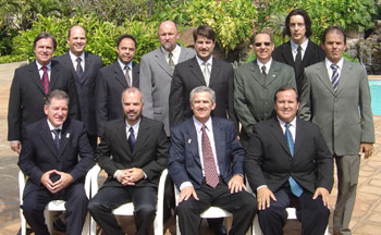 Na foto: 10 graduados e 2 docentes brasileiros