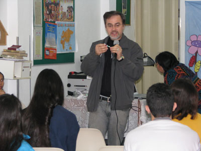 Abner dando treinamento para o evangelismo