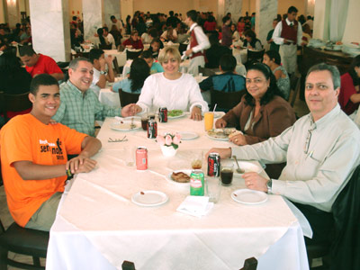 Peter Esteves (à esquerda) e Richard Vasques e suas familias