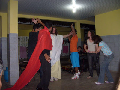 Grupo de teatro sobre o amor de Deus