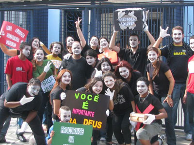 Equipe de evangelismo de rua no Brasil