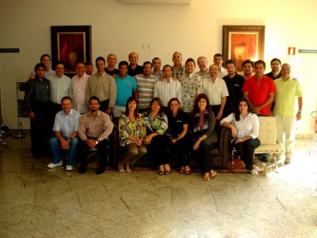 Foto oficial do grupo dos 28 participantes, secretários e colaboradores