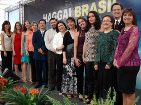 Equipe à frente para receber a palavra de gratidão e aplausos pelo trabalho realizado 