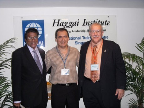 Elielder entre dois professores em Cingapura (janeiro-fevereiro 2009) 