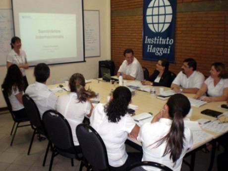 Discussão conduzida por Eliane Mendes sobre seminários internacionais