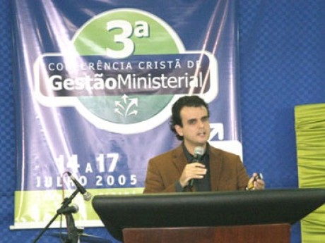Montosa realizando treinamento de líderes cristãos pelo Instituto Jetro