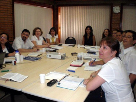 Equipe concentrada em reflexão dirigida por Ebenézer Bittencourt