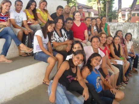 Alunos da Escola Polivalente, aprendendo mais inglês e sobre Deus 