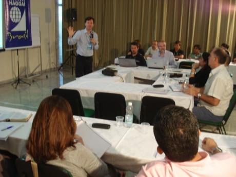 Elias Souza em palestra sobre organizações que aprendem