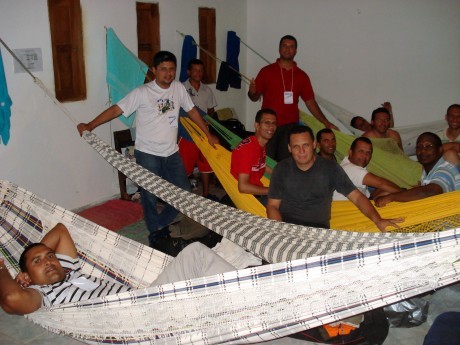Foto do dormitório com colchões, redes e muita alegria e gratidão