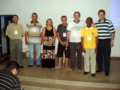 Ebenézer ao lado da equipe local do pastor Roberto Naves Amorim