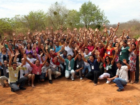 Foto oficial dos 106 participantes do treinamento em Corrente, PI