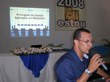 Pastor Luiz Antônio da Silva orando no curso do sábado