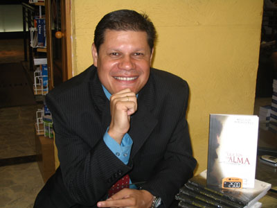 Wellison com seu novo livro na Saraiva: Guetos da Alma