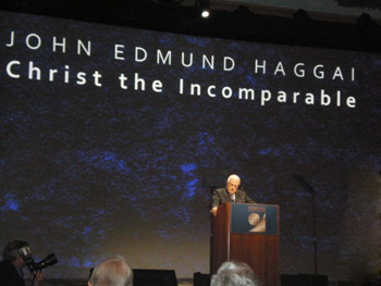 O fundador, John Edmund Haggai, prega sobre 