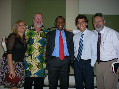 O casal Vera Lúcia e Jorge del Castillo,  Stephen Phiri, da Zâmbia, e o jovem Thiago, que é filho do pastor José Amauri (ao lado), da Igreja Verbo da Vida