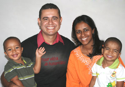 Começando da esquerda: Cauan Pedro Garcia Coleta (2 anos) Tcharley Coleta, Karina Coleta e Hebert Garcia Coleta (3 anos).