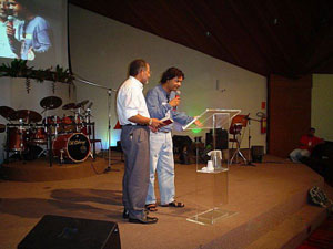 Libério ao microfone, ao lado do pastor Ednaldo