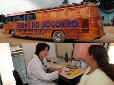 Foto do ônibus e Dra. Chiu em consulta na mini-clínica
