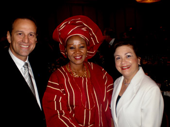 Ebenézer e Marta ao lado da princesa Oyewumi