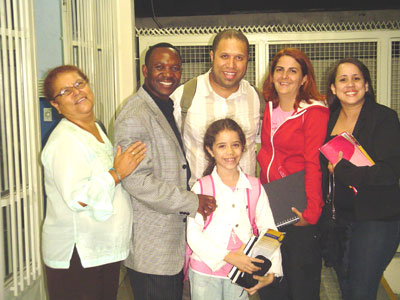 Stephen Phiri (paletó cinza) rodeado pela família do pastor Rogério Olímpio