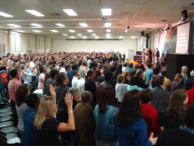 Mil e duzentas pessoas abrindo o Congresso do Haggai