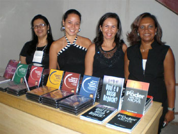 Pastora Waldete da Silva, à esquerda