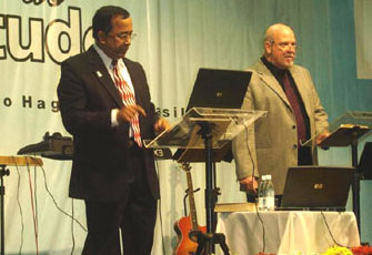 Eros Pasquini (à direita) interpretando no congresso do Haggai, 2006