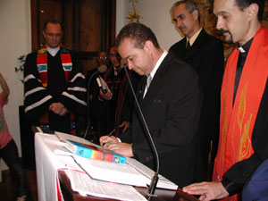 Rev. Eurípedes assinando termo de compromisso e posse