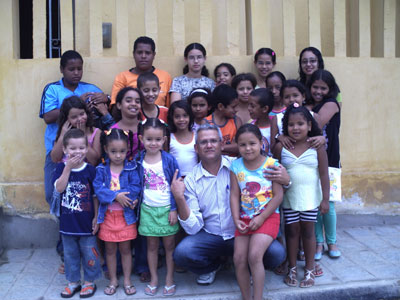 José Geraldo Maciel entre as crianças do projeto