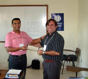 Docente João Aparecido, à esquerda, na entrega do Certificado