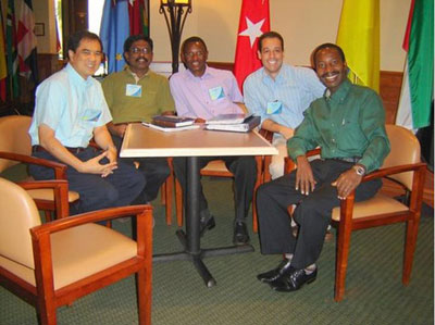Da esquerda para a direita: Noel (Filipinas), Sudheer (Índia), Nathan (Zimbábue), Pedro (Brasil) e Euphrate (Burundi)
