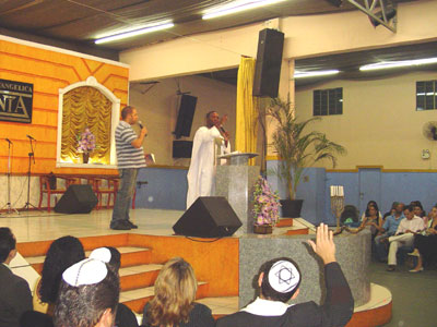 Pastor Etephen Phiri sendo interpretado por Rogério na igreja do pastor Wilson
