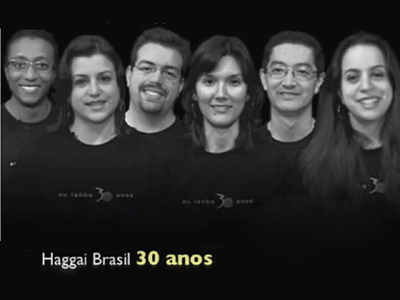 Vídeo em preto-e-branco sobre a obra 
