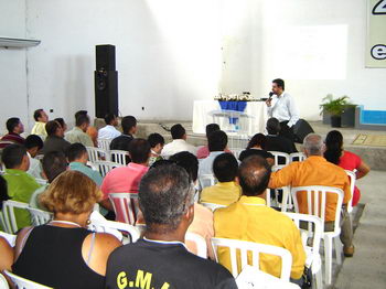 Pastor Roberto Amorim ministrando aula no sábado