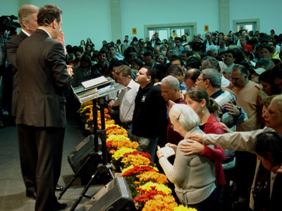 Comovidas, muitas pessoas atendem ao apelo feito por Dr. James Walker