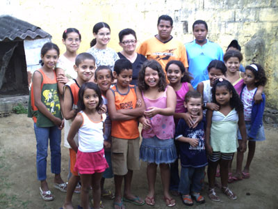 Crianças do projeto com senhora coordenadora