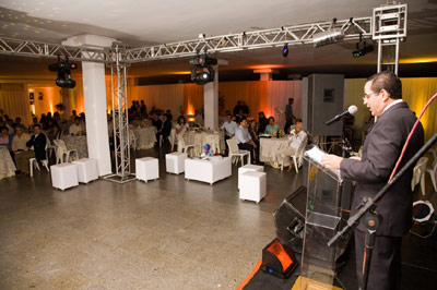 Jônatas Nogueira apresentando projeto no jantar  